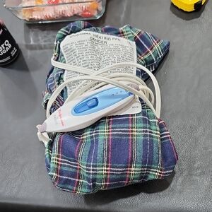 KING-SIZE ELECTRIC HEATING PAD WITH a PLAID COVER